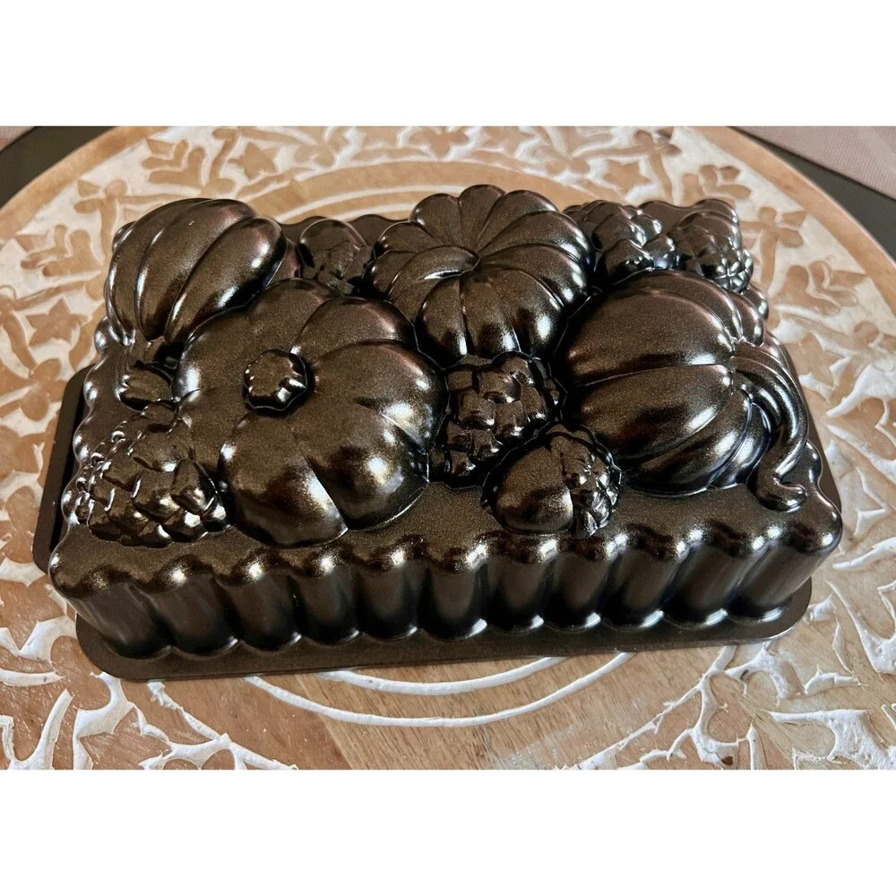 Nordic Ware Harvest Bounty Loaf Pan 6 Cup Cast Aluminum Pumpkin Acorn Fall Autum